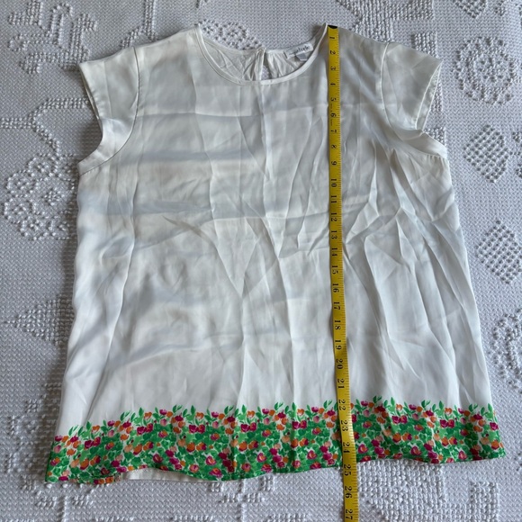 Charming Charlie womens size Large white satin cap sleeve blouse with floral hem - Picture 3 of 8